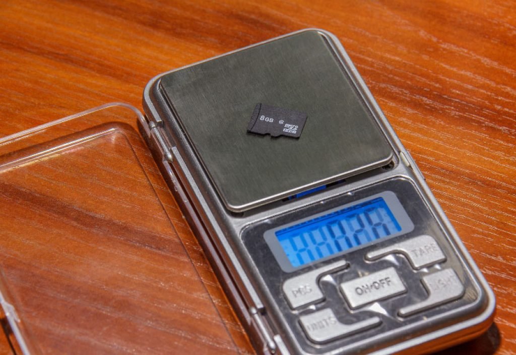 https://weighmag.com/wp-content/uploads/2021/11/sd-card-on-Homegeek-Digital-Milligram-Pocket-Scale-1024x704.jpg